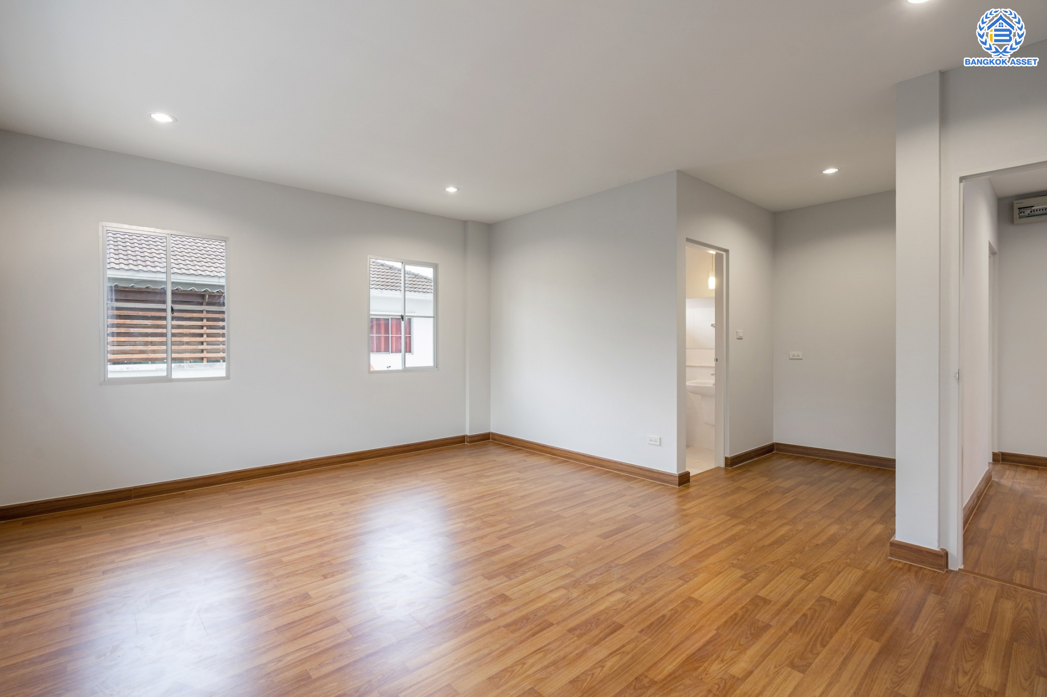 บ้านมือสองตกแต่งใหม่ คุณภาพแบรนด์ LH ม.ชัยพฤกษ์ ราชพฤกษ์-แจ้งวัฒนะ หลังใหญ่ เนื้อที่ 59.9 ตร.ว. ฟังก์ชัน 3 ห้องนอน 3 ห้องน้ำ 2 ที่จอดรถ ภายในตกแต่งหรูหรา บนทำเลศักยภาพติดถนนราชพฤกษ์ เชื่อมสู่แจ้งวัฒนะได้อย่างรวดเร็ว และเพียง 10 นาทีถึงรถไฟฟ้า "สถานีบางรักใหญ่"